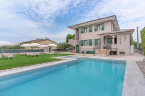 -Free Pool and Parking- Garda House Apartments